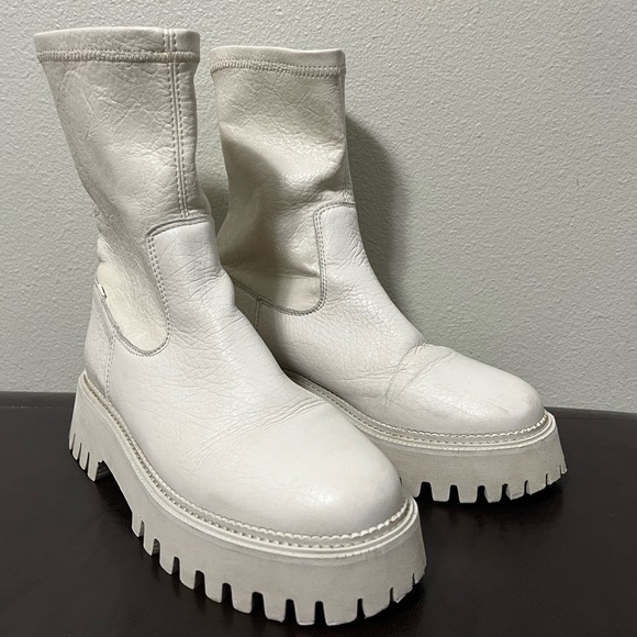 BRONX | Groovy Stretch Winter White Chelsea Boots - Picture 4 of 16